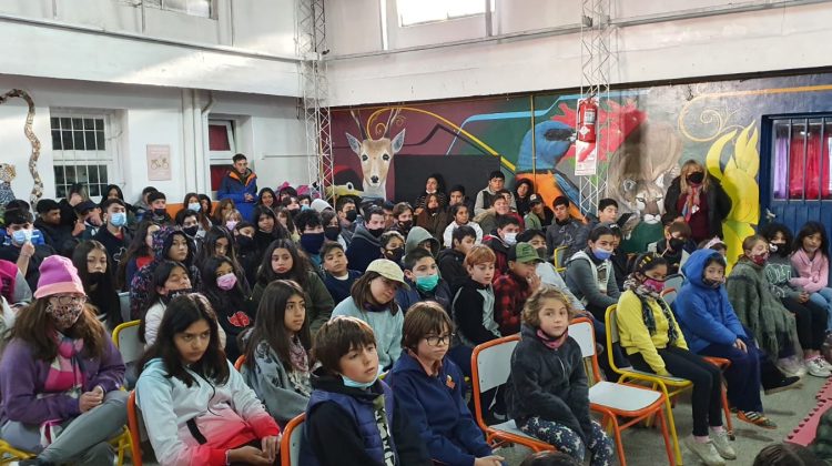 El Ministerio de Producción realizó una charla en la Escuela Generativa Horizonte por el Día Mundial de la Abeja