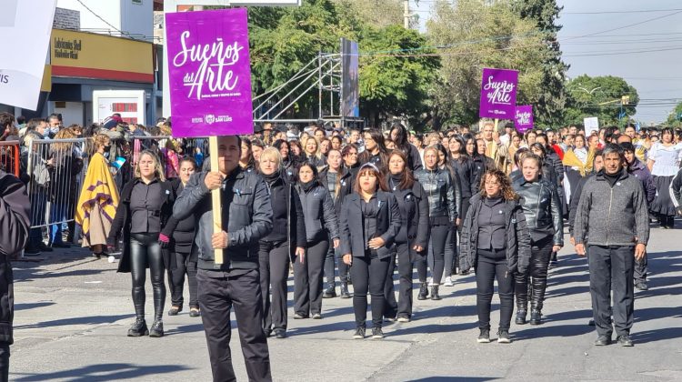 El Sistema “Sueños del Arte” participó del tradicional desfile del 25 de mayo