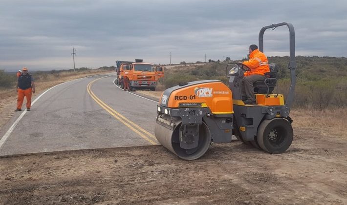 Realizaron mantenimiento y mejoras en caminos de diferentes departamentos de la provincia