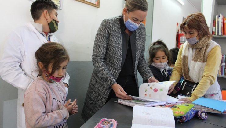 La ministra de Educación recorrió escuelas de Juana Koslay y Los Puquios