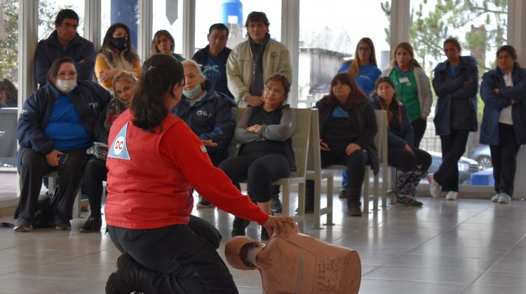 Capacitaron en primeros auxilios, RCP y maniobras Heimlich al personal de Transporte de la Terminal de Fraga