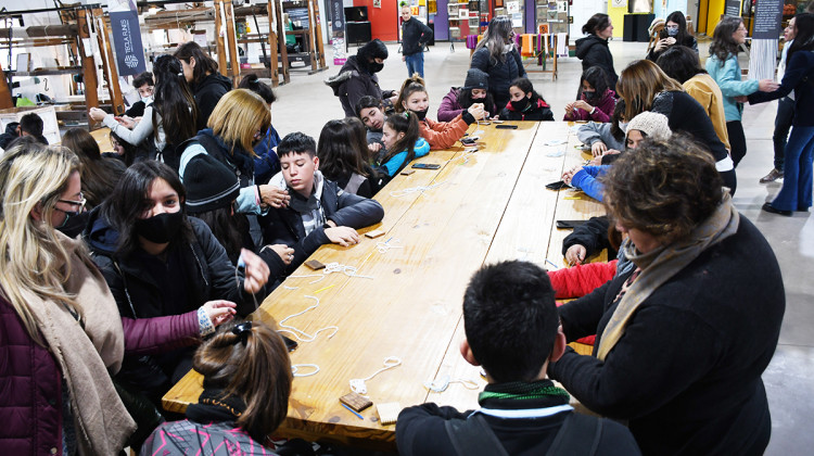 Centro Cultural de Tejido Artesanal “Tecla Funes”: estudiantes aprenden sobre un arte ancestral