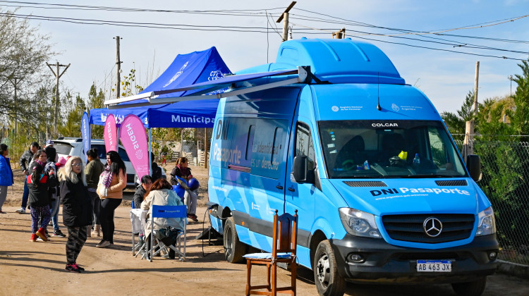 Una gran cantidad de vecinos aprovecha el operativo móvil del RENAPER para realizar trámites