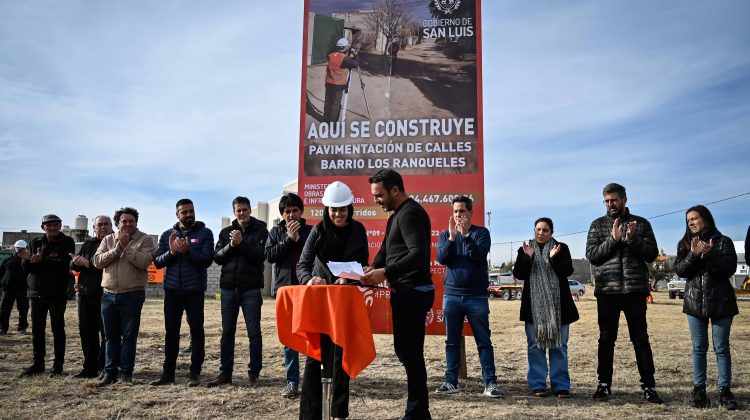 Inició la obra de pavimentación que le aportará progreso a los vecinos del barrio Los Ranqueles