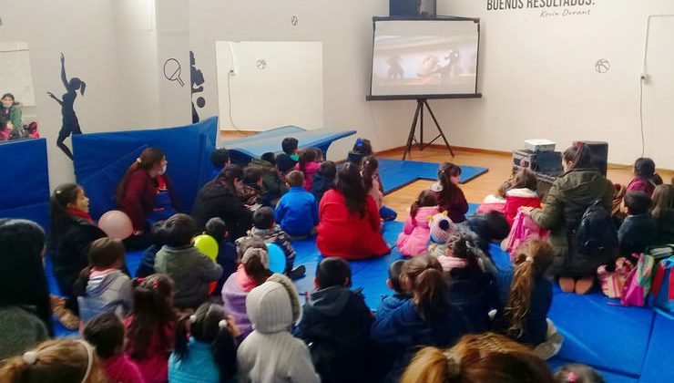 El Cine Móvil recorre las escuelas para sumar actividades y resguardar a los chicos del frío