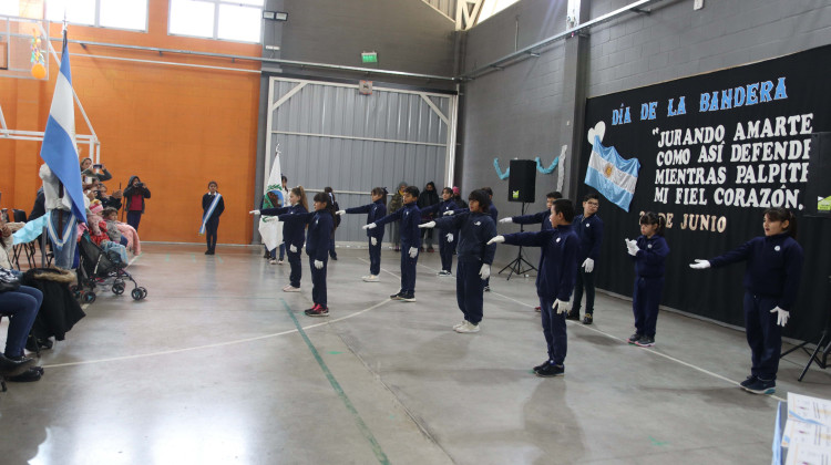 Alumnos de la Escuela Generativa “María Eva Duarte de Perón – Construyendo Infancias” prometieron lealtad a la Bandera