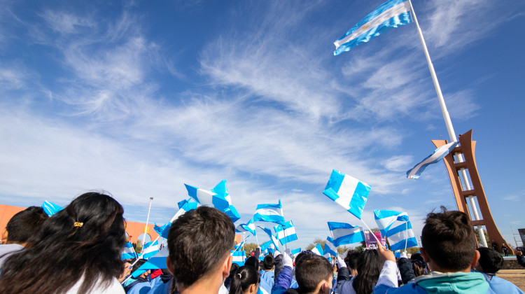 Fervor patriótico en la Promesa de Lealtad a la Bandera de 70 alumnos en Toro Negro