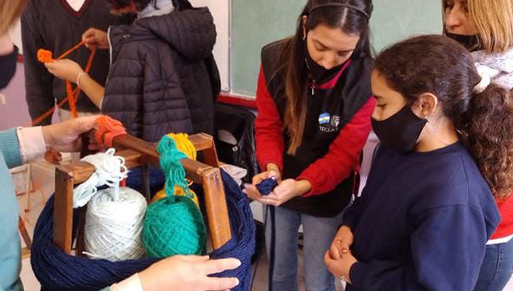 El Centro Cultural y de Producción de Tejido Artesanal “Tecla Funes” visitó las escuelas de La Punta y Nogolí