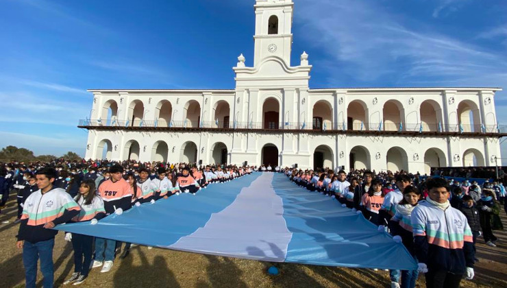 Más de 500 estudiantes prometieron la Bandera en la Réplica del Cabildo