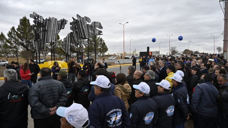 El Gobierno provincial inauguró la rotonda y el camino de interconexión entre el barrio 274 Viviendas y la zona comercial de Juana Koslay