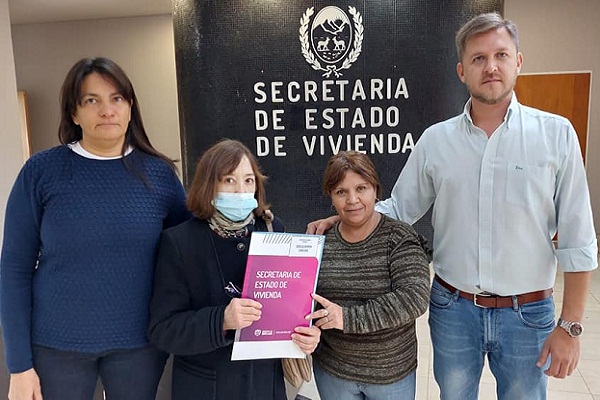 Vecinos del gran San Luis recibieron escrituras y contratos de sus hogares