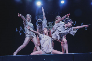 Las academias Urban Dance y El Resero se presentaron en el teatro del Complejo Molino Fénix