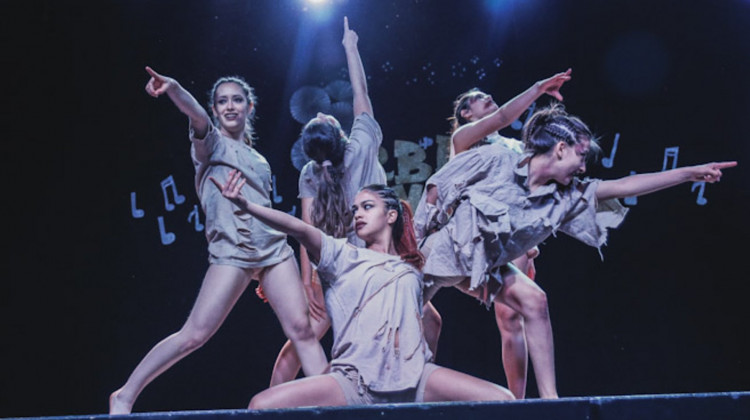 Las academias Urban Dance y El Resero se presentaron en el teatro del Complejo Molino Fénix