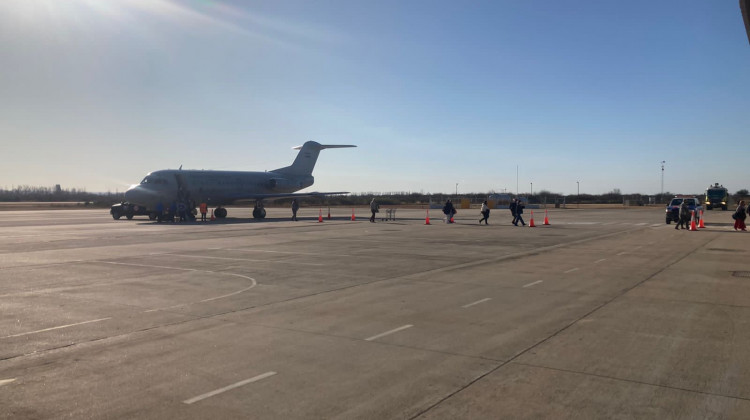 Repleto de turistas, el Fokker F28 de LADE llegó este viernes al Valle del Conlara y Villa Reynolds