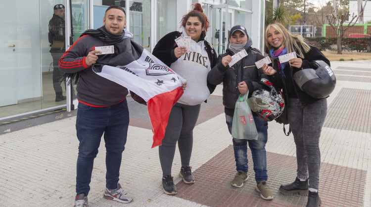 El frío no pudo con la pasión de las y los fanáticos: ya se venden las entradas para ver a River en La Pedrera