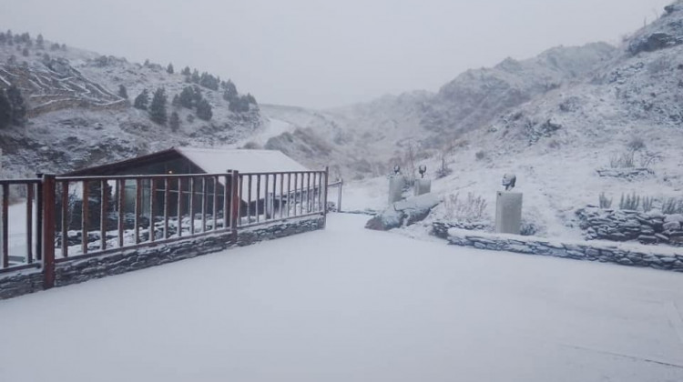 Llegó la nieve a varias localidades y recomiendan transitar con cuidado