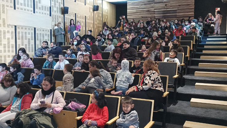 A sala llena se proyectó la película “Clifford, el gran perro rojo” en la Casa del Poeta