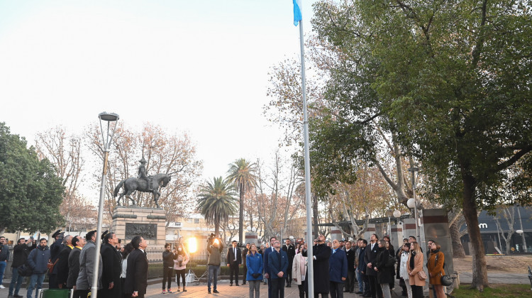 El 9 de Julio comenzó con el izamiento de la bandera en la plaza “Esteban Pedernera” de Villa Mercedes