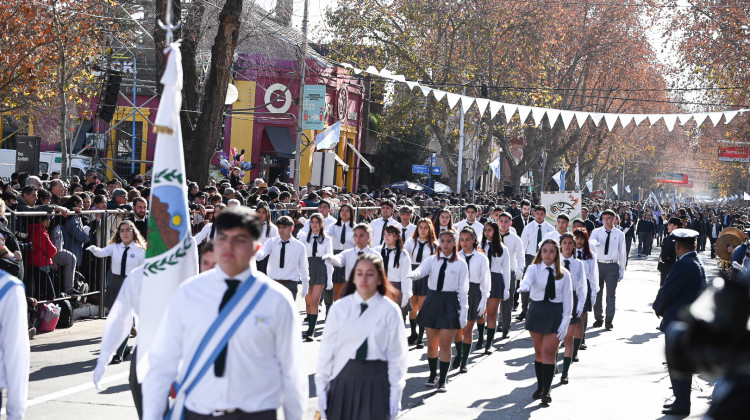 Con un histórico desfile, Villa Mercedes volvió a llenar de patriotismo su avenida Mitre