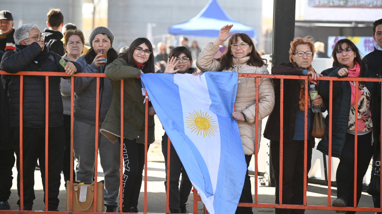 Cientos de personas esperaron la llegada del tren