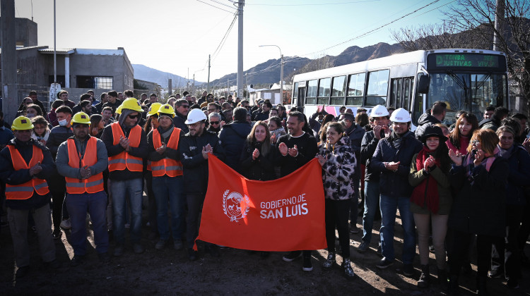 Llegó el pavimento para las calles de los barrios 56 y 158 Viviendas de la ciudad de San Luis