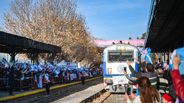 Tras casi 30 años y con una marcada emoción, regresó el tren de pasajeros que une Retiro con Justo Daract