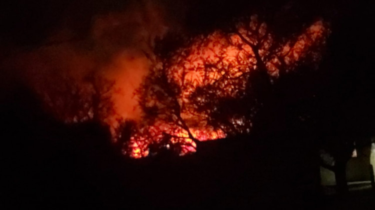 Combaten un incendio en Carpintería