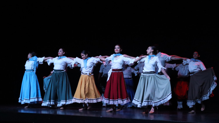 La academia “Santos Vega” realizó su segunda muestra artística del año en el teatro del Complejo “Molino Fénix”