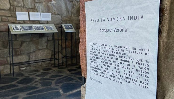 En la Gruta de Inti Huasi permanece abierta la muestra “Beso la sombra india”