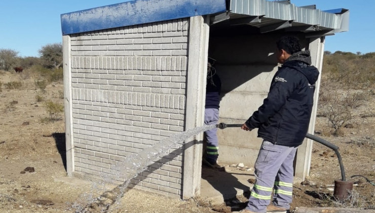 Trabajan en la refuncionalización de un pozo público en el paraje Los Lobos