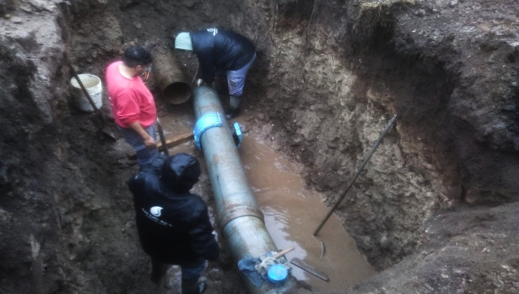 Trabajan en la reparación de una cañería entre las plantas de bombeo N° 3 y N° 4 de Villa de Merlo