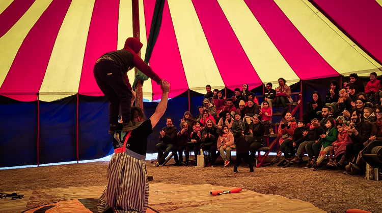 Humor, acrobacias, tela, equilibrio, malabares y música en vivo en el Parque Recreativo