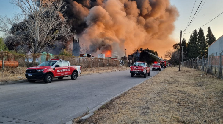 Bomberos y brigadistas combaten un incendio en una planta fabril 