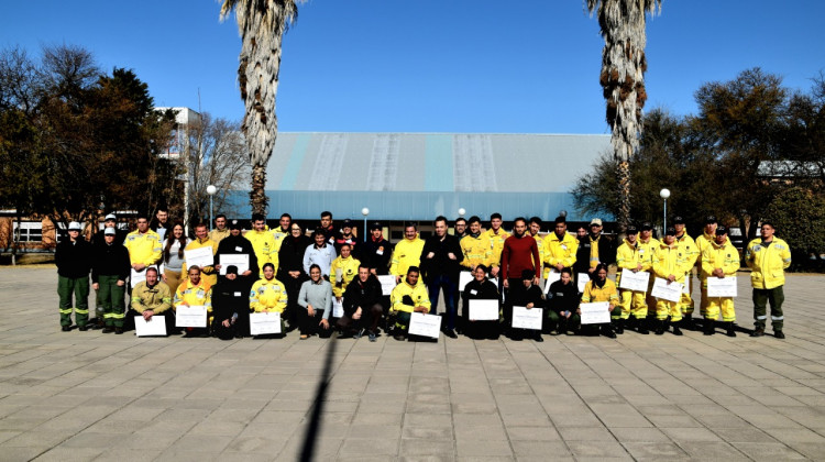 Bomberos y brigadistas completaron una capacitación sobre combate de incendios forestales