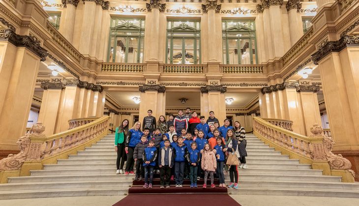 Chicos de distintos parajes viajan a Buenos Aires para conocer el Teatro Colón