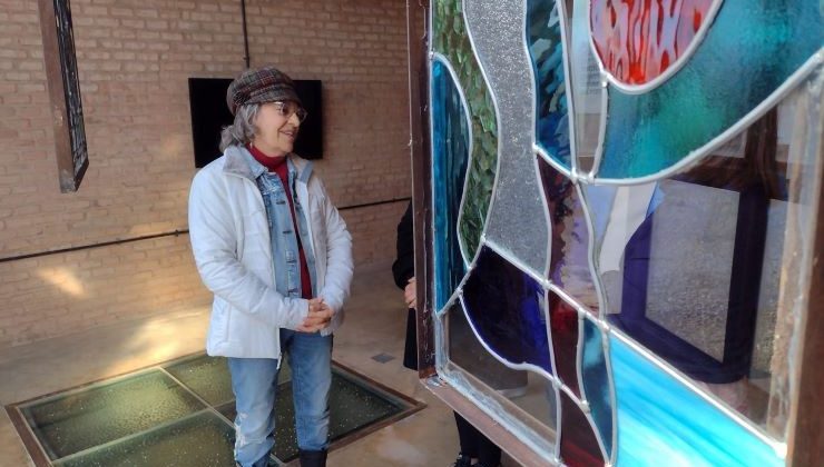 La artista Silvia Holzkan visitó el Museo del Vidrio en Jarilla