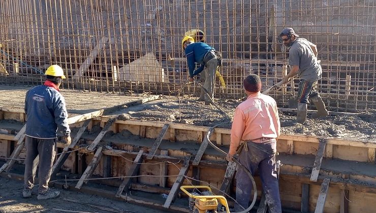 La construcción del azud Paso de la Cruz tiene más de un 50% de avance