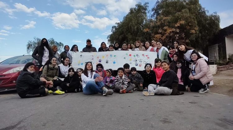 Jóvenes comenzaron a promocionar la Línea 102 para niñas, niños y adolescentes