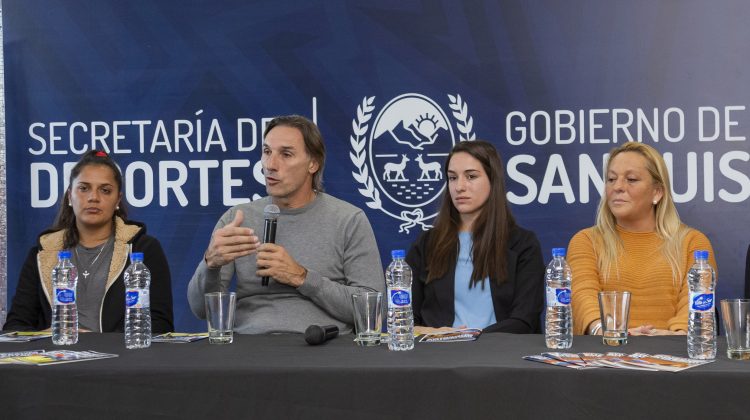 Lanzaron las Diplomaturas Superiores en Fútbol y Handball con importantes figuras del deporte nacional