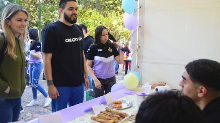 El buen clima y el público acompañaron a las y los estudiantes que vendieron sus productos