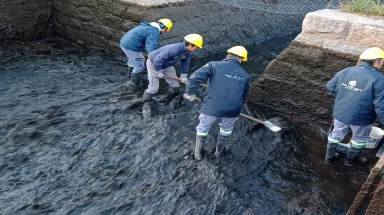 San Luis Agua realizó la limpieza del cuadro desarenador de Luján