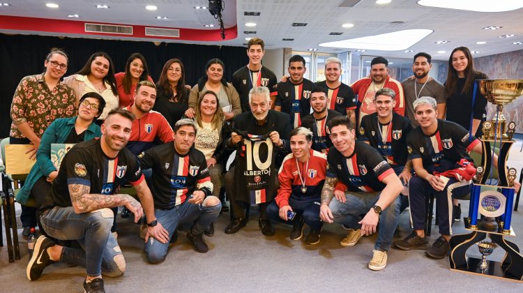 El gobernador recibió a los campeones de EFI Juniors y anunció obras para el club