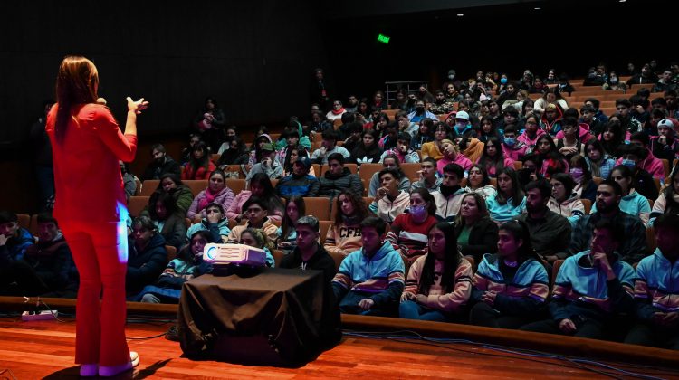 Con una importante presencia de público, comenzó la primera jornada de disertaciones para las juventudes