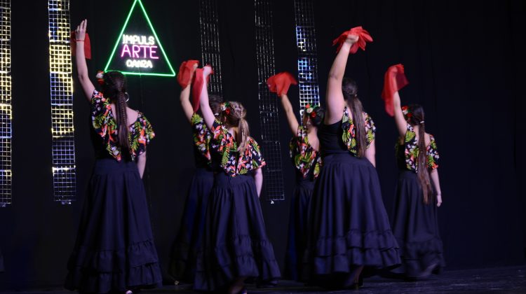 Las academias “Impuls Arte Danza” y  “Destino Danza” se presentaron en el escenario del Complejo Molino Fénix