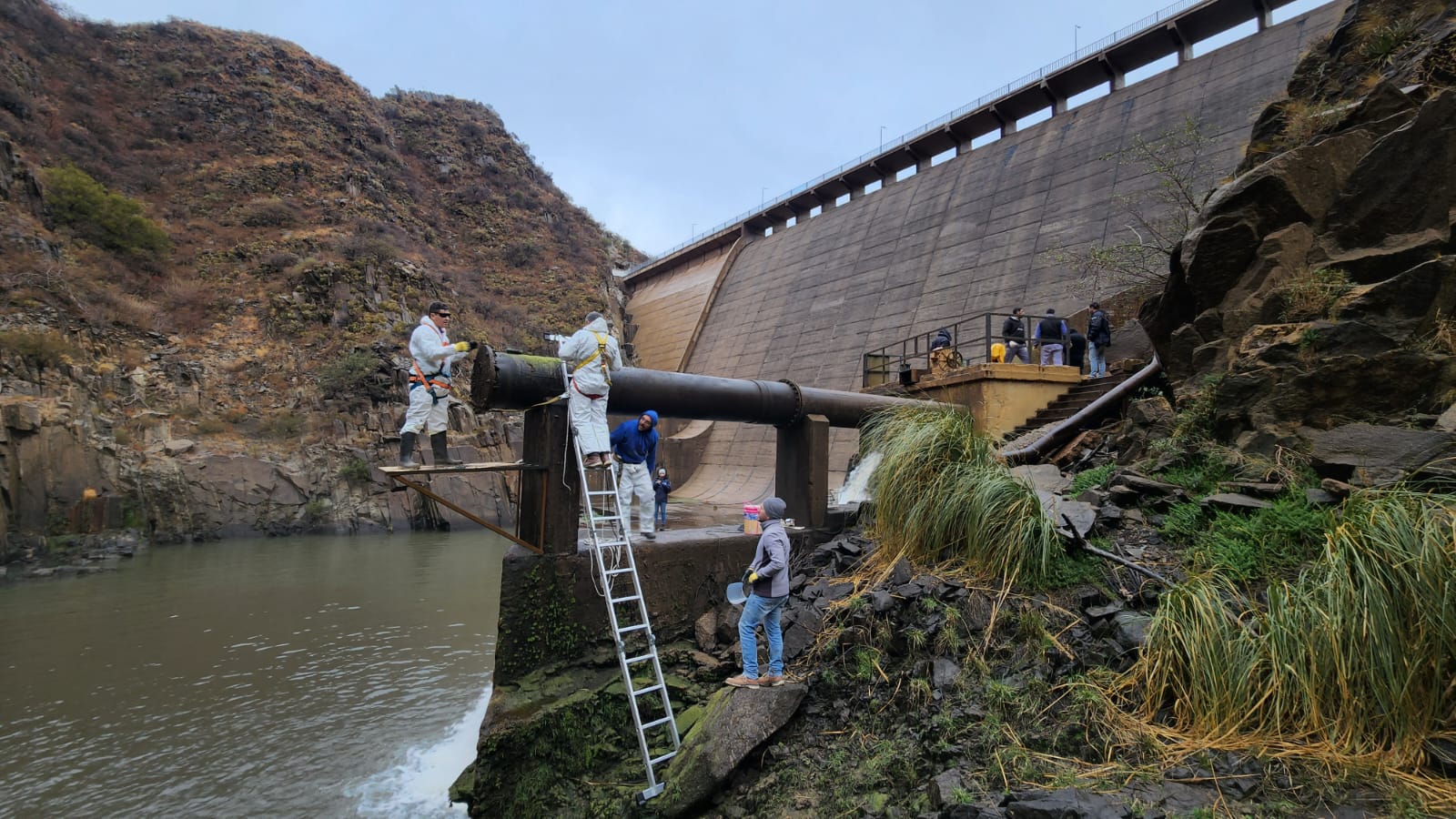 San Luis Agua empezó las tareas de mantenimiento en el dique Luján