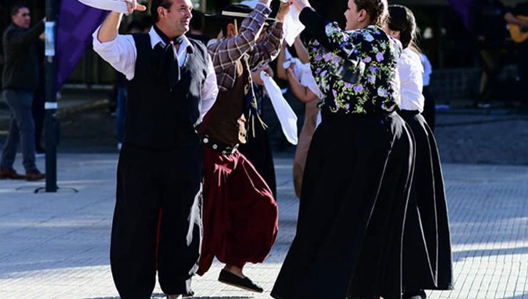 Se festeja el Día Internacional y Nacional del Folclore