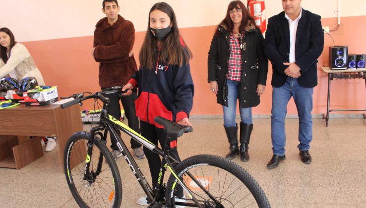 Estudiantes de La Calera recibieron bicicletas para ayudarlos en su traslado a la escuela