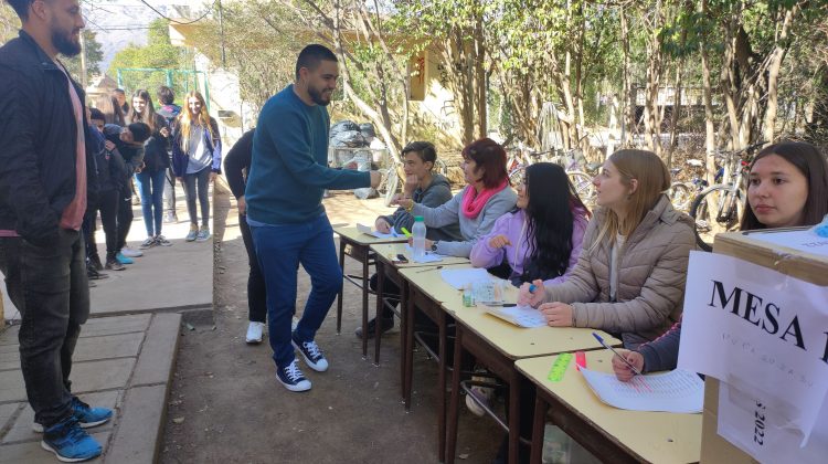 Centros de estudiantes: el secretario de las Juventudes visitó a cuatro escuelas de Chacabuco y Junín