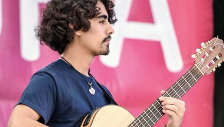 Sueños cumplidos: Leandro Venezia, guitarrista de Electro Cuyo, se recibió de docente universitario