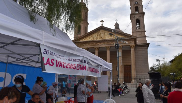 Vacunadoras y vacunadores de San Luis festejaron su día vacunando